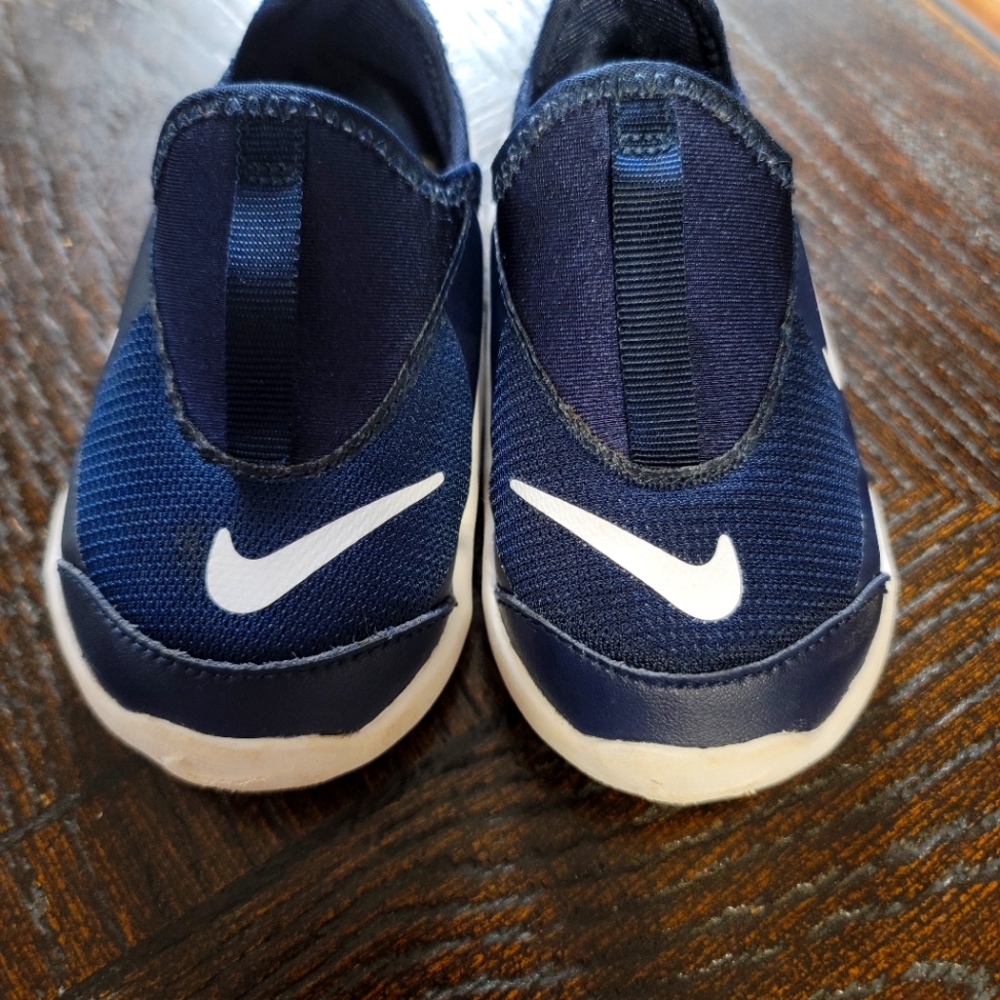 Toddler nike navy sneakers